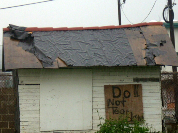 "Do Not Tear Down" sign on a house left behind by the owner.